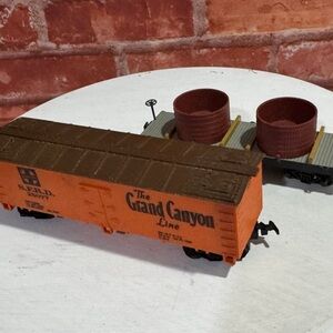 Vintage Life-Like HO Model Train Set Santa Fe Boxcar and V&T Flatcar